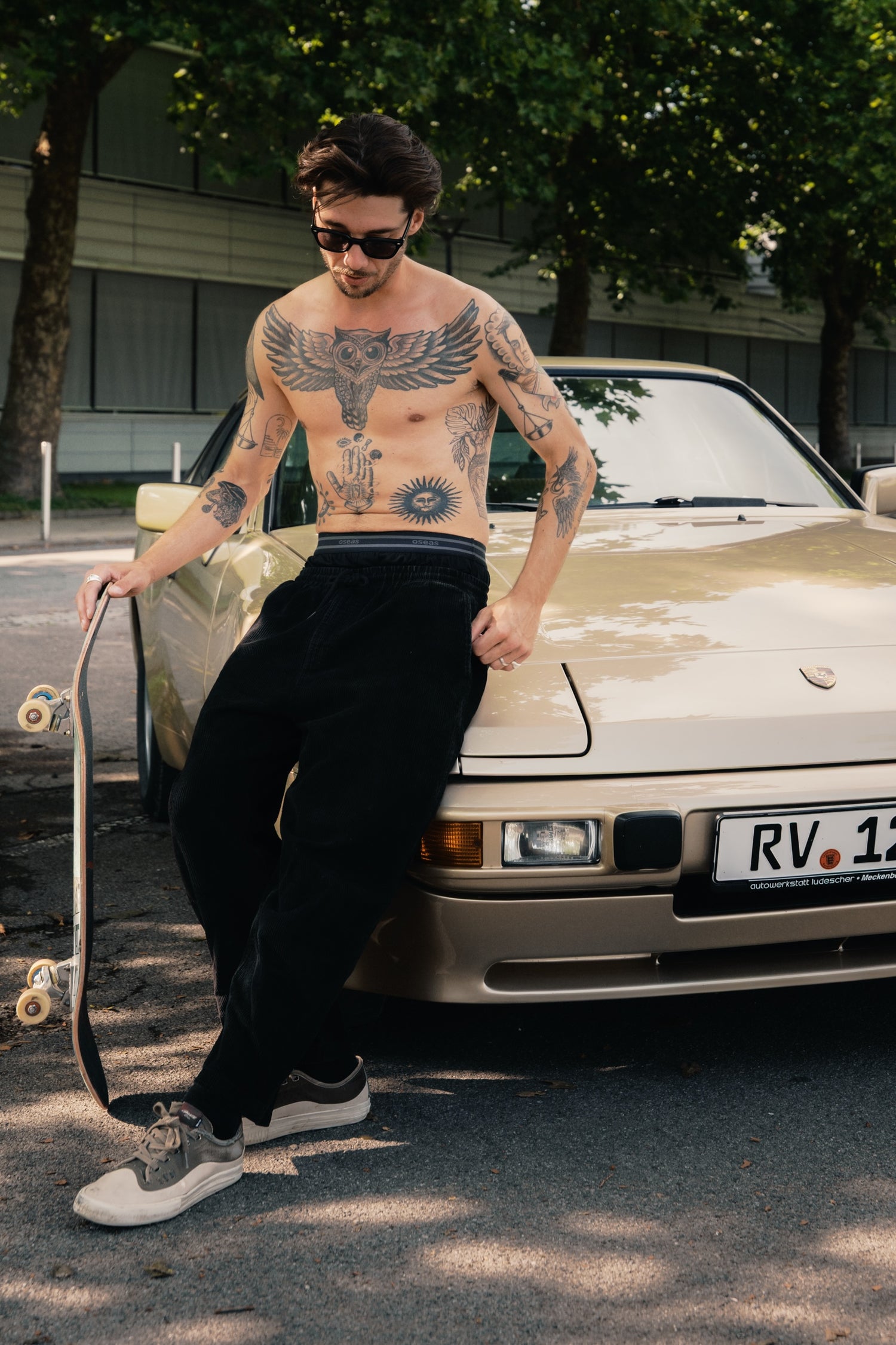 Mann trägt schwarze Boxershorts aus TENCEL™ Lyocell in weiter Passform vor  einem Porsche.
