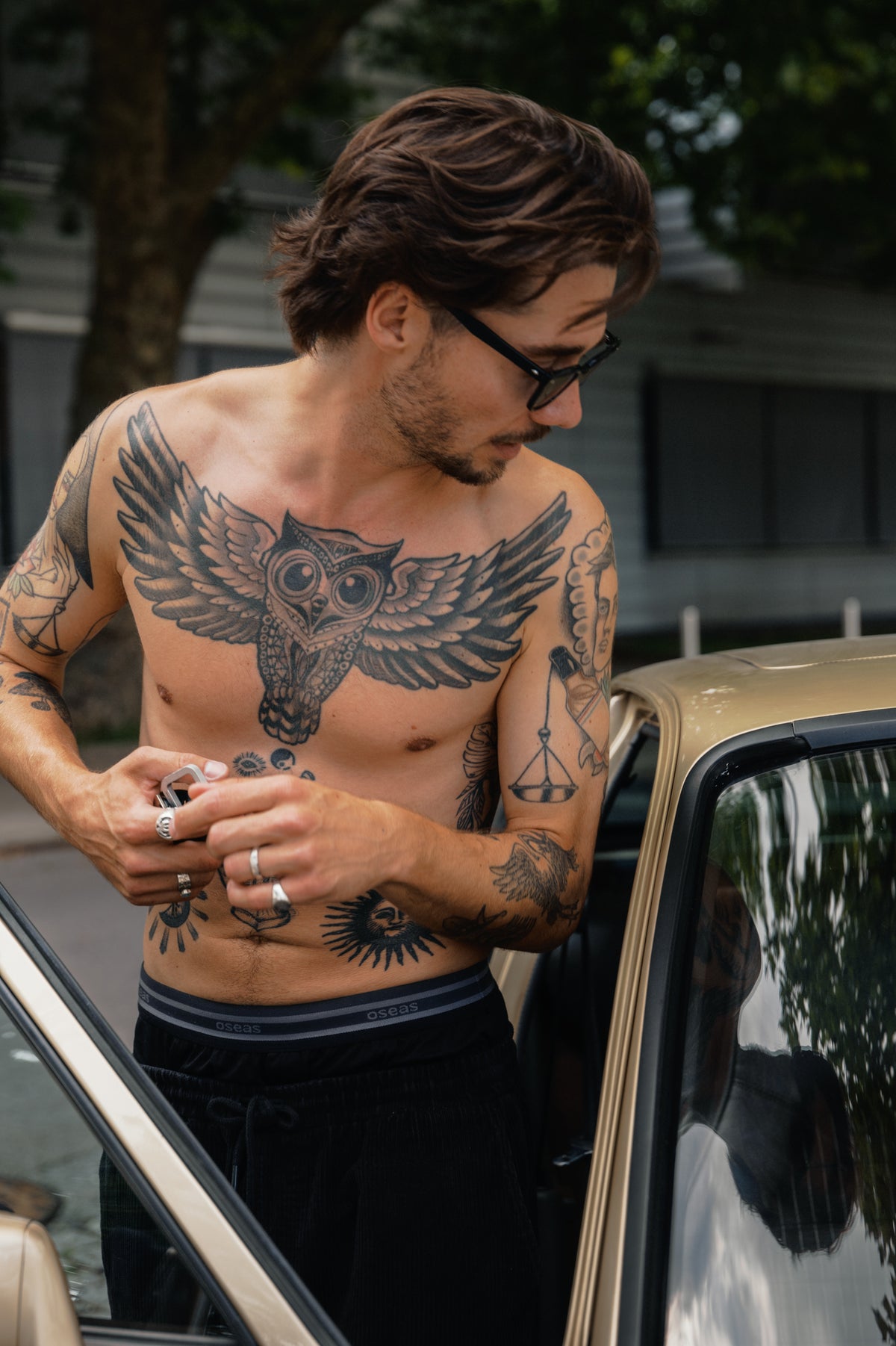 Mann trägt schwarze Boxershorts aus TENCEL™ Lyocell in weiter Passform vor einem Porsche.