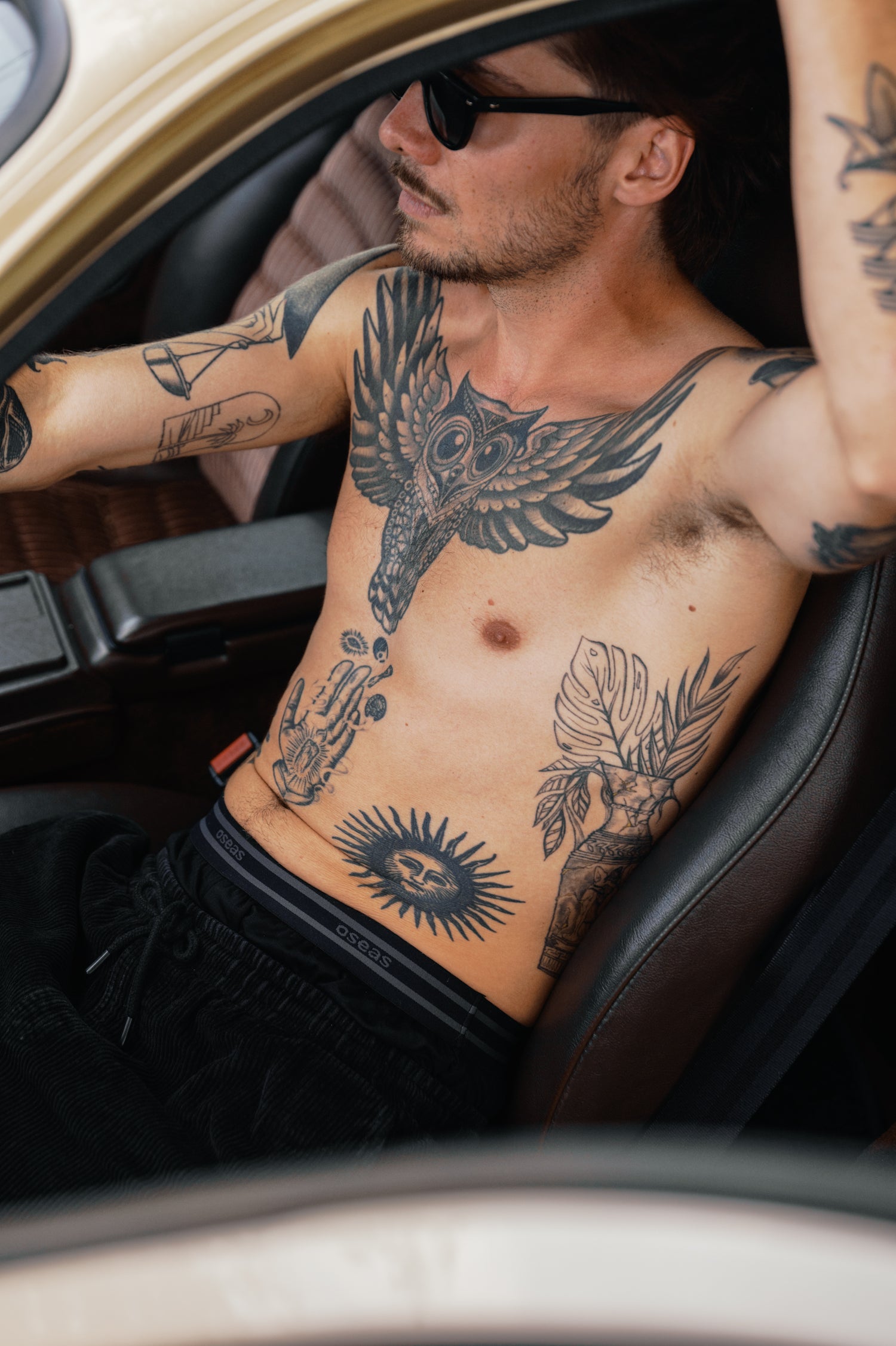 Mann trägt schwarze Boxershorts aus TENCEL™ Lyocell in weiter Passform im Auto.
