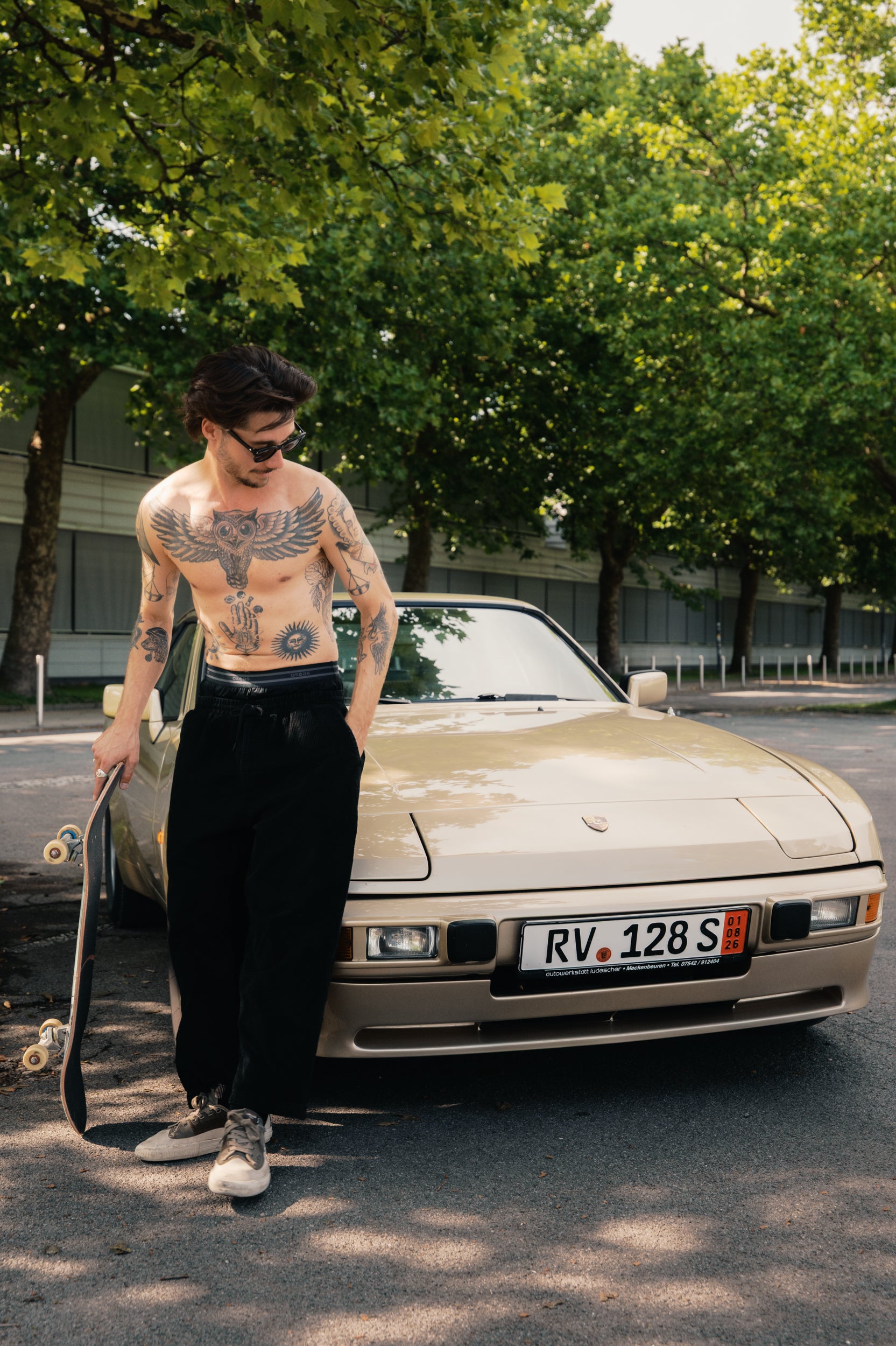 Mann trägt schwarze Boxershorts aus TENCEL™ Lyocell in weiter Passform vor einem Oldtimer Porsche.
