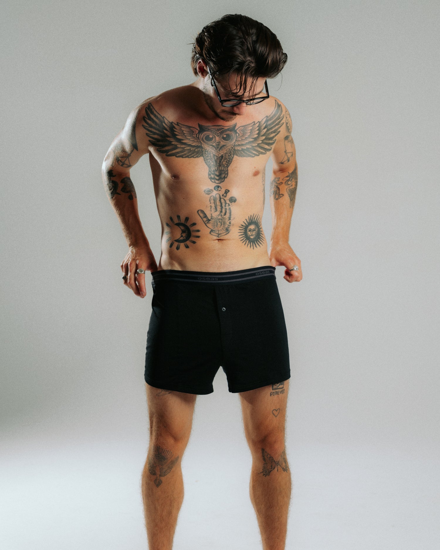 Boxershorts aus Tencel Lyocell schwarz von vorne Ganzkörper, weite Passform, Herrenunterwäsche