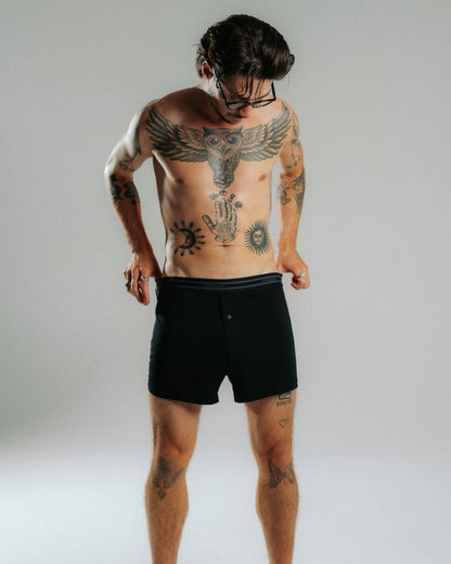 Boxershorts aus Tencel Lyocell schwarz von vorne Ganzkörper, weite Passform, Herrenunterwäsche